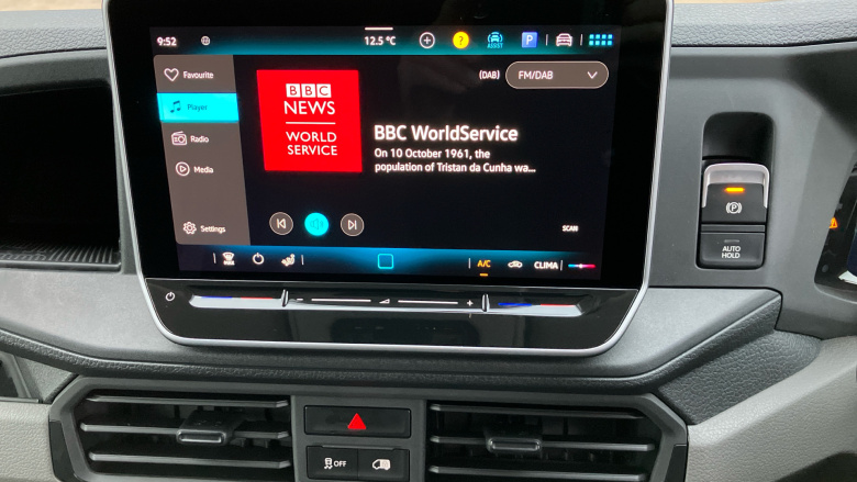 Volkswagen Crafter Cr35 Mwb Diesel Fwd 2.0 TDI 140PS Commerce Plus Low Roof Van